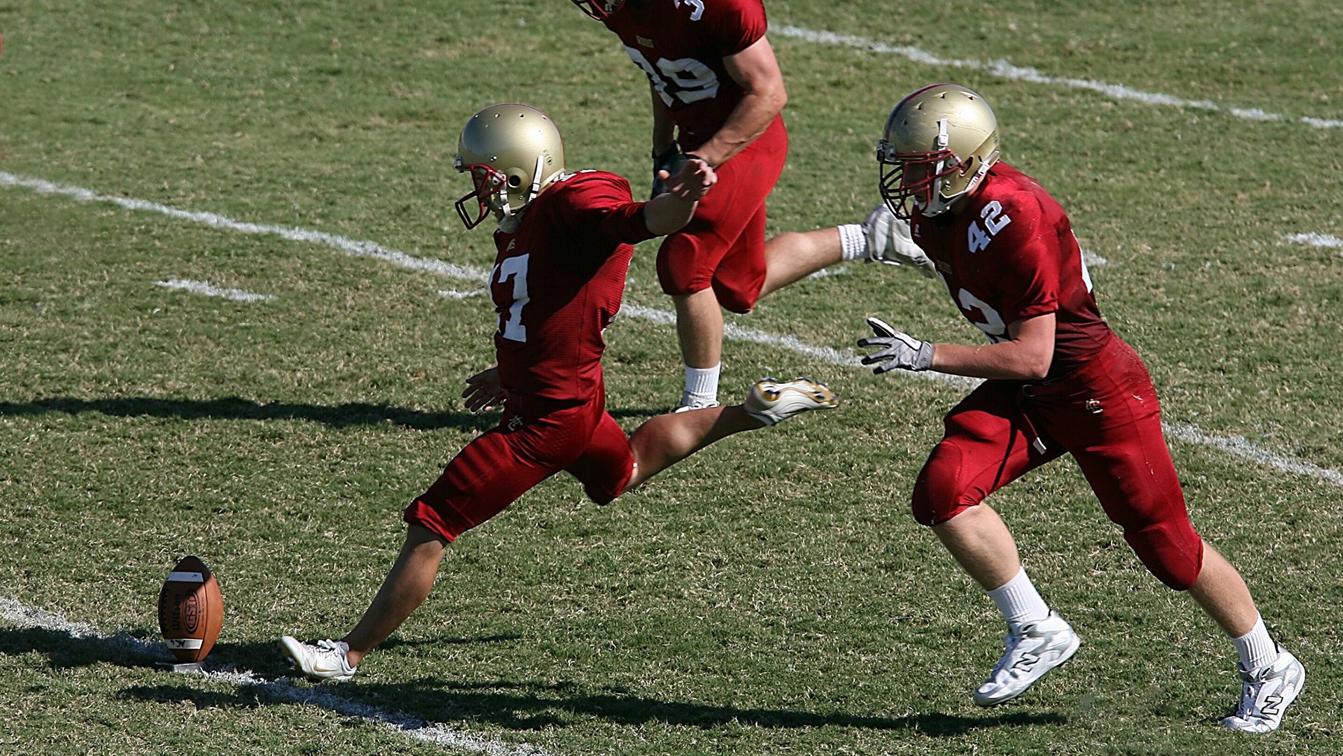 爱游戏内容中心-高尔的持球突破性进攻带动袋鼠队进攻节奏，高尔球怎么打视频